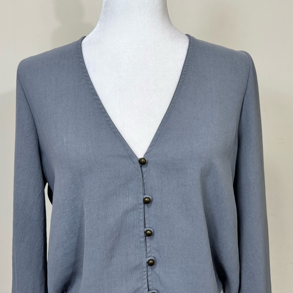 emory park Soft Grey Cropped Waist an Alluring V-Neck Button Up Shirt Top L - Picture 6 of 14